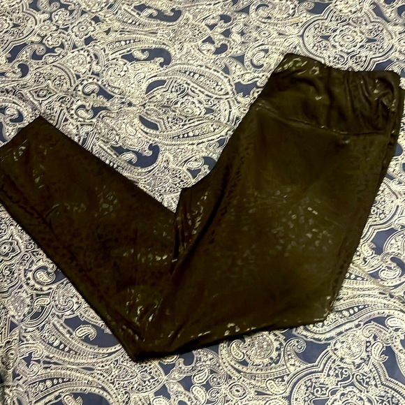 🔥BLACK CHEETAH PRINT SHINY YOGA PANTS - Picture 1 of 5